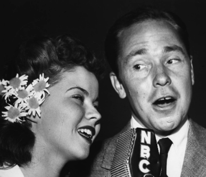 Johnny Mercer singing with a woman.